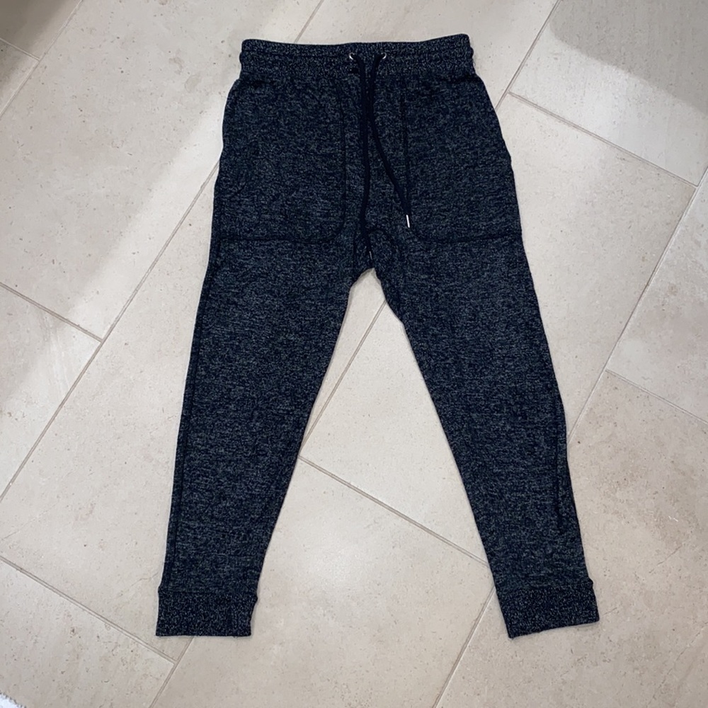 NWOT- URBAN OUTFITTERS CROPPED JOGGERS